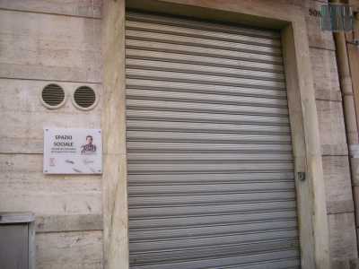 Siamo in via Principe Amedeo 508, dove ci aspettiamo di trovare �Spazio Sociale� uno sportello informativo per stranieri affidato alla cooperativa �Solidariet��. Purtroppo qui troviamo solo una serranda chiusa e una targa metallica affissa al muro